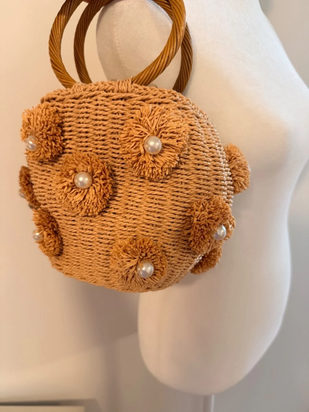 Adorable summer hand bag with pearl accents. Cinch top with tie. - Picture 3 of 7